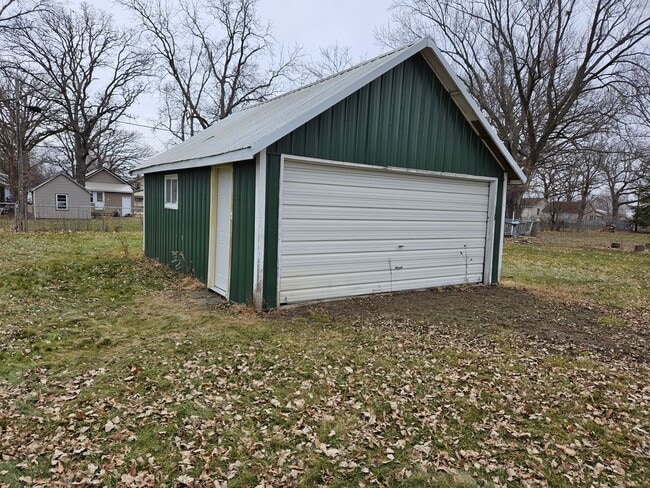 Building Photo - 2 bedroom 1 bath house