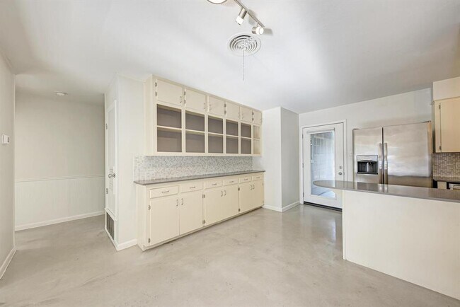 Building Photo - 2508 East Side Dr