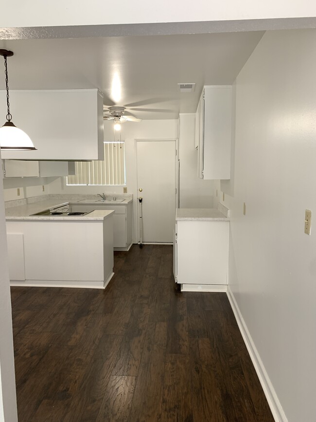 Building Photo - 3840 N Fruit Ave