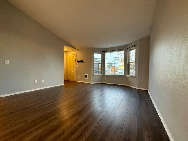 Building Photo - SCHEDULE A TOUR TODAY TO VIEW THE BEAUTIFUL OPEN LAYOUT HOME IN REDMOND!!