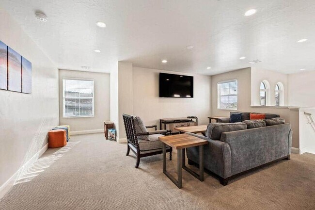 Building Photo - Bright and Open 5 Bedroom Townhome in Sien...
