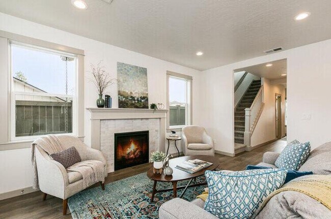 Foto del edificio - Beautiful 3-Bedroom, 2-Bath Home in La Pin...