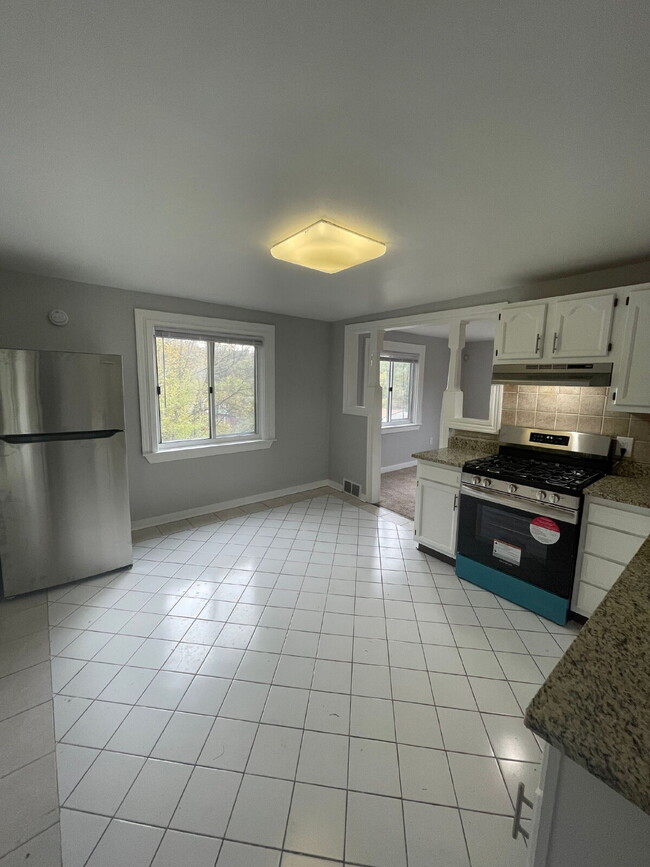 Building Photo - Renovated 2 bed 1 bath apartment in South Side!