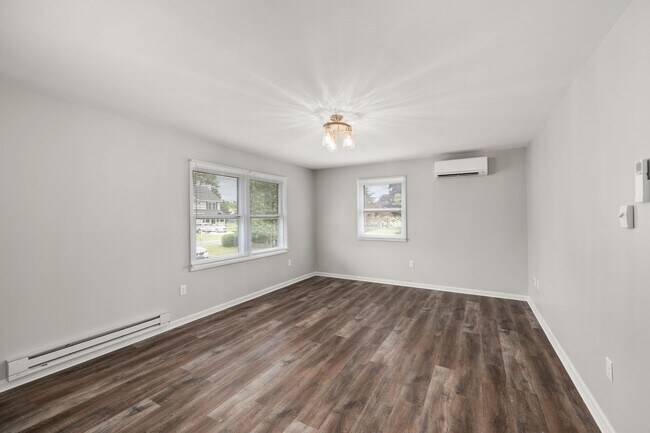 Foto del edificio - Charming Bi-Level for rent in Milford, $2,...
