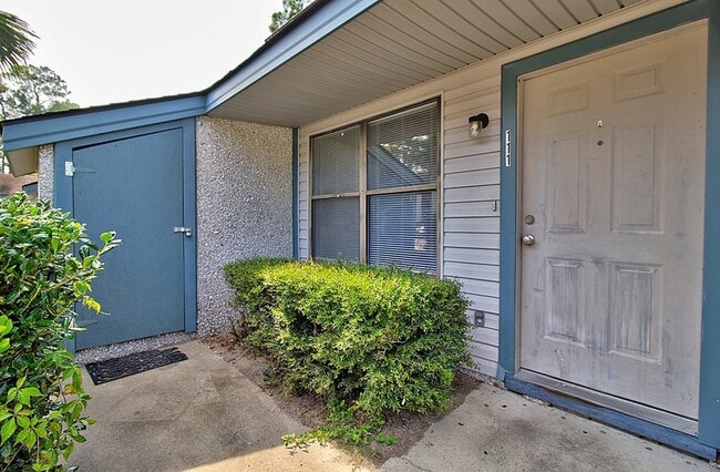 Building Photo - 910 Brett Dr