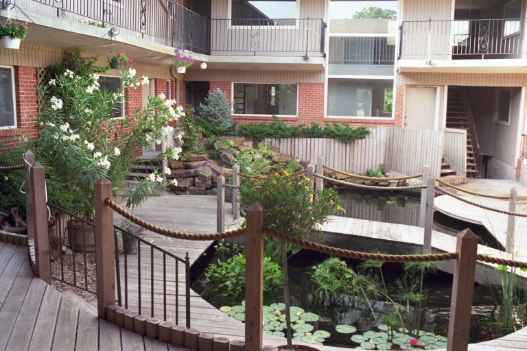 Estanque koi de interior - Casa Rosa Apartments