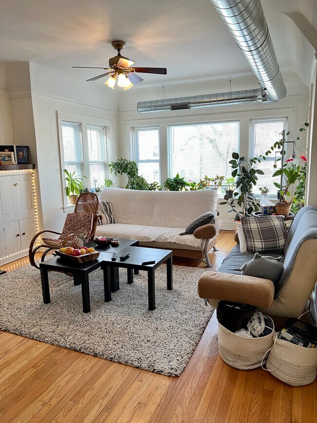 Foto del edificio - 5015 W Cullom Ave