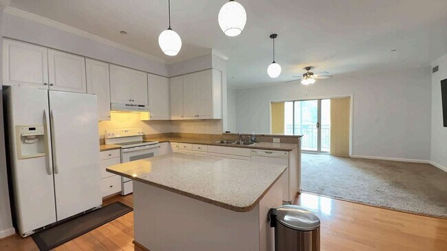Foto del edificio - 230 Nat Turner Blvd