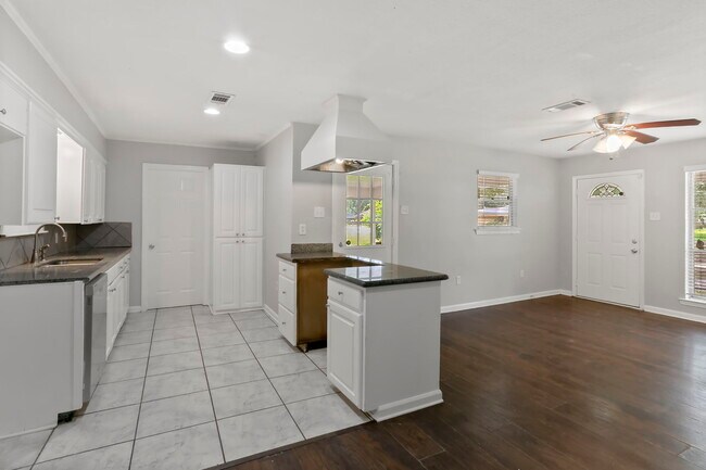 Foto del edificio - 9644 Meadowdale Dr