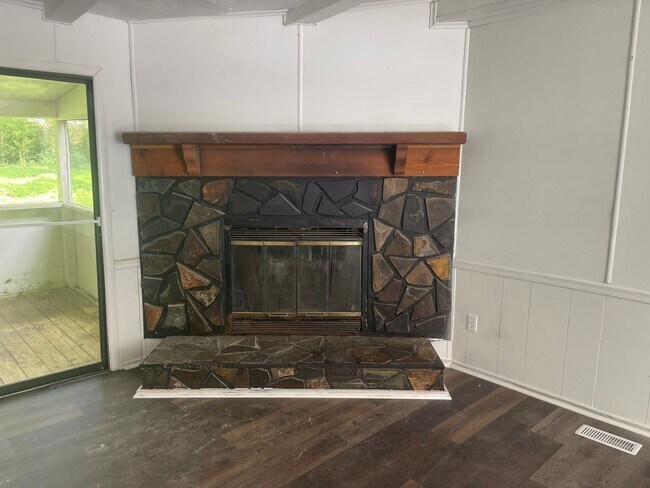 Building Photo - Newly renovated 3 bed 2 bath home off Maha...