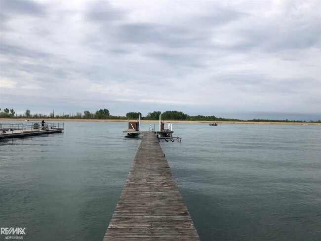 Foto del edificio - 6009 Pointe Tremble Rd