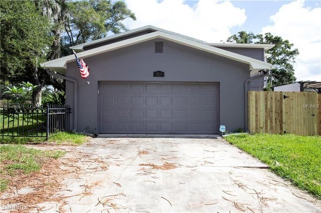 Building Photo - 5 br, 2 bath House - 1810 Oakdale Ln N