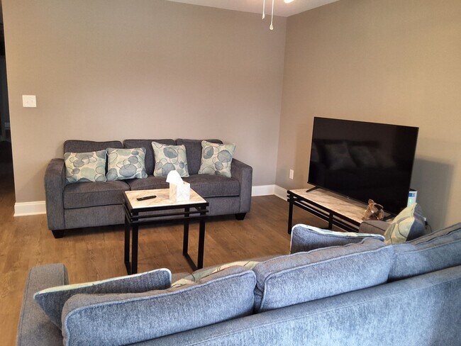 Foto del edificio - Knoxville 37921 - Fully Furnished - 3 bedroom, 2 bath home - Contact Sharon Arnwine (865) 313-7215