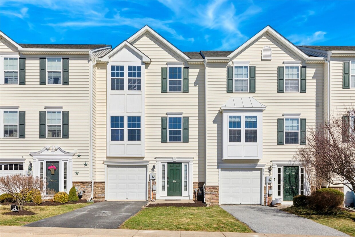 Foto principal - Newly Renovated 3 Bed 2.5 Bath Townhome in...