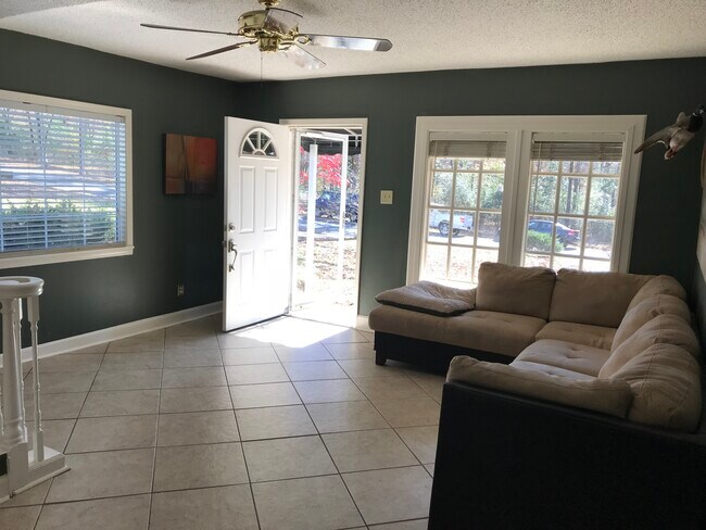 Foto del edificio - 6300 Brentwood Rd