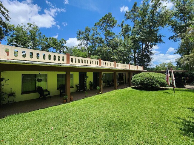 Foto del edificio - Spacious & Modern 2-Bedroom Duplex in Priv...