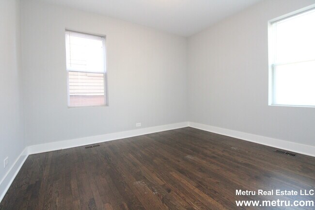Building Photo - 2130 N Sawyer Ave