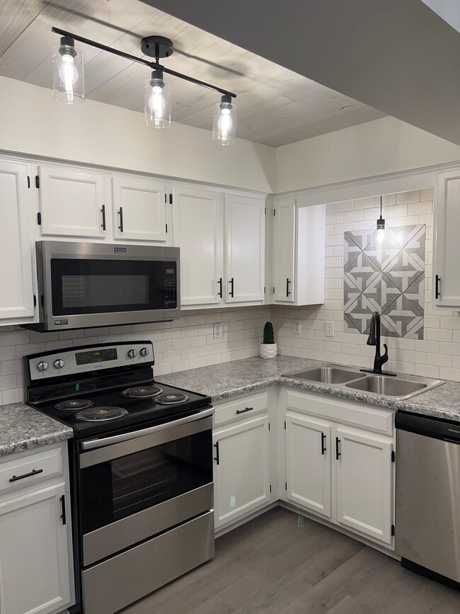 Building Photo - 4612 NE Whispering Winds Dr