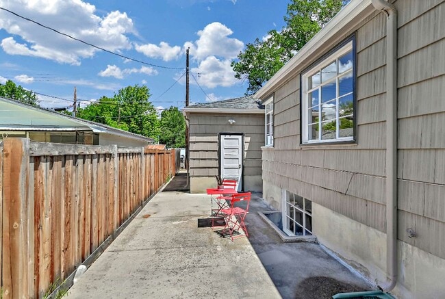 Building Photo - 1 Bedroom, 1 Shared Bath, Common Area Shar...