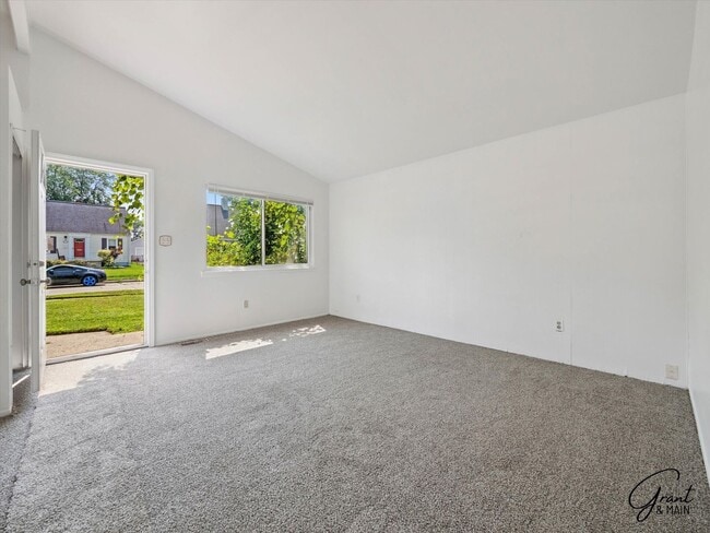 Building Photo - $1450 3 bedroom ranch
