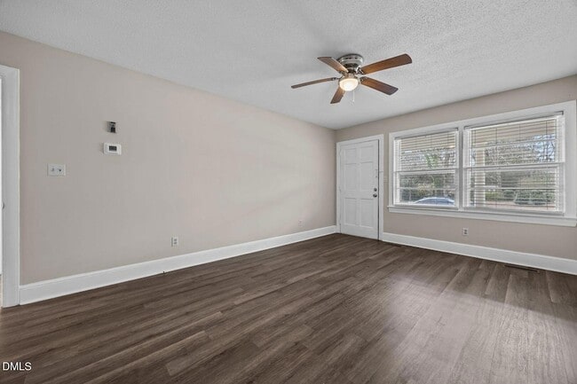 Foto del edificio - 204 W McNeill St