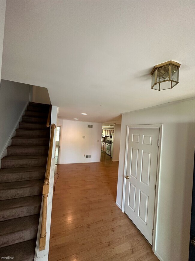 Foto del edificio - 3 br, 2.5 bath Townhome - 1585 Pinewind Drive
