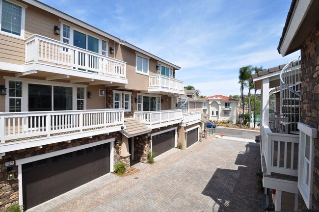 Building Photo - 2529 Navarra Dr