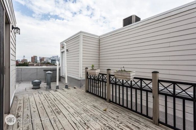 Building Photo - 2 bedroom in CHICAGO IL 60607