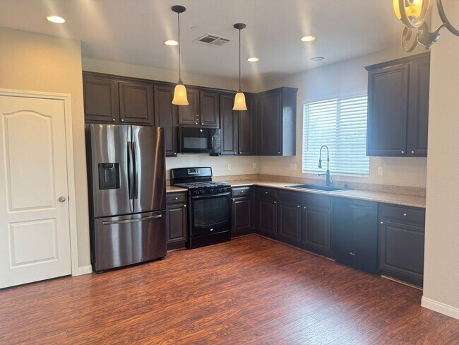 Foto del edificio - Adorable 3-Bed, 3-Bath Home in Gated Commu...