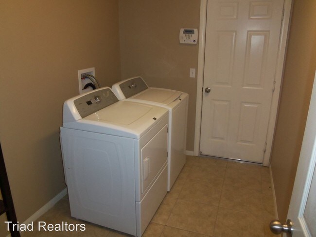 Building Photo - 7018 El Sol Ave