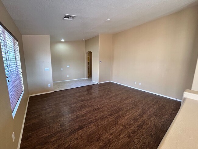 Building Photo - ? Large 4Bdm 3Ba Avondale Home *NO* Carpet ?