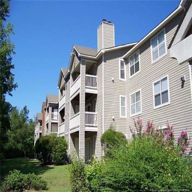 Building Photo - 667 Bartons Landing Pl