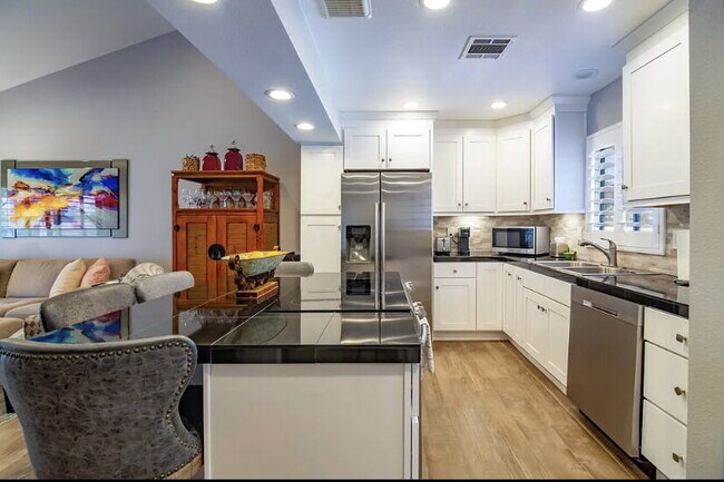 Foto del edificio - Completely remodeled and updated condo loc...