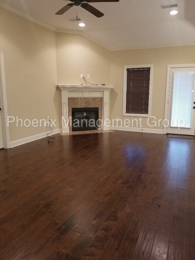 Building Photo - Beautiful House in Gated Community!