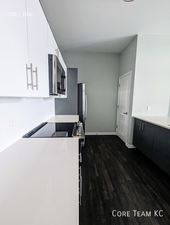 Building Photo - Two bedroom with lots of light