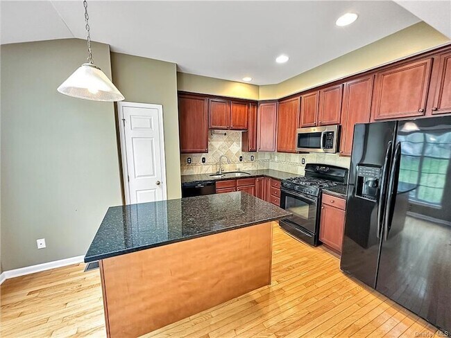 Building Photo - 892 Huntington Drive