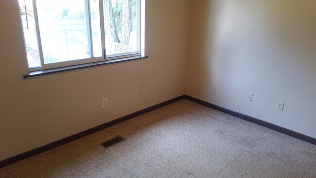 Dormitorio de la planta superior - 242 Spartan Ave