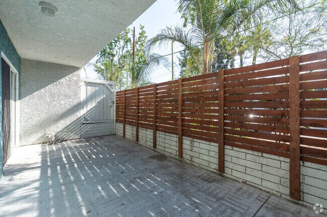 1 habitación, 1 baño - 864 pies cuadrados - Patio - Mila Sherman Oaks