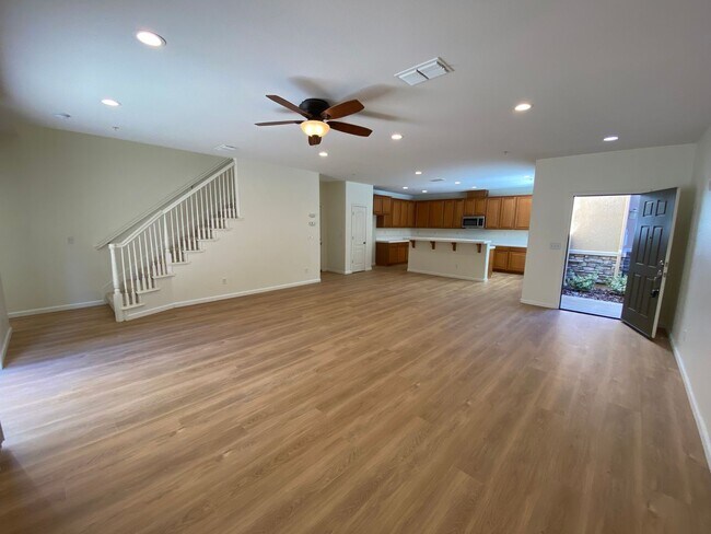 Foto del edificio - 3 Bed, 2½ Bath Two Story Condo in Natomas' Hampton Village