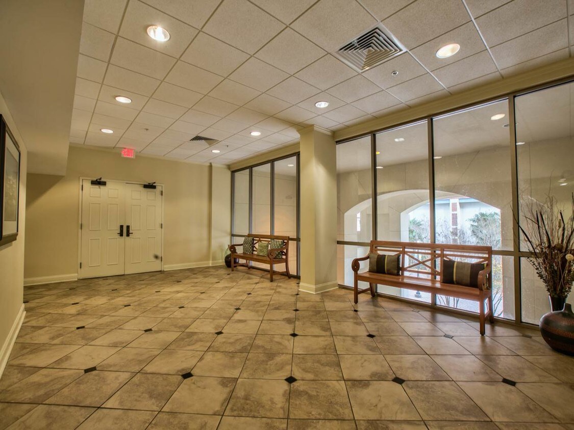 Foto del edificio - 215 W College Ave