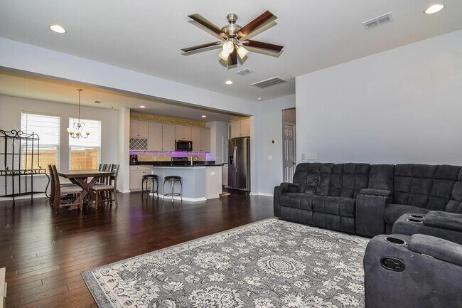 Foto del edificio - 422 Northern Red Oak Dr