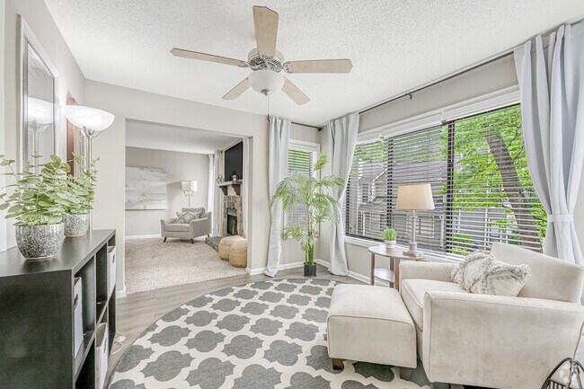 Oficina en The Peachtree, 2 habitaciones, 2 baños, 1456 pies cuadrados - Avenues at Holcomb Bridge