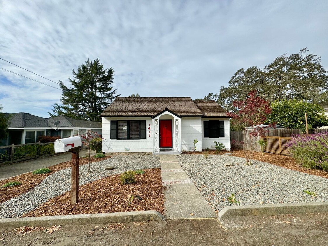 Primary Photo - Charming 3 Bedroom 2 Bath Napa Alta Height...