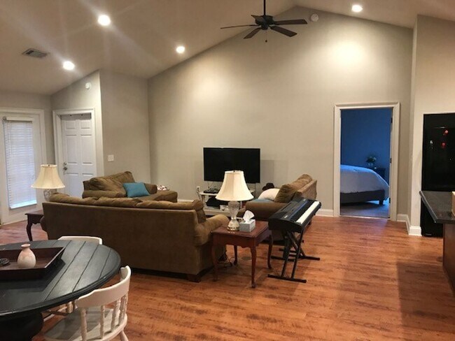 Building Photo - Eagles Landing North #42