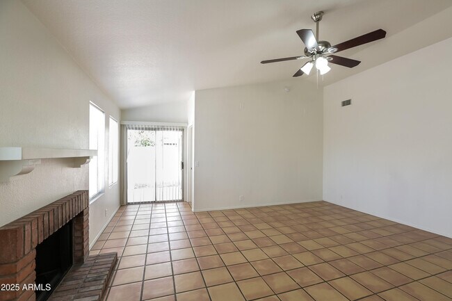 Foto del edificio - 8876 W Michelle Dr