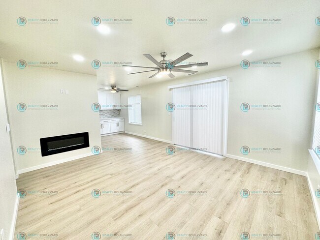 Building Photo - Newly Renovated downstairs Condo