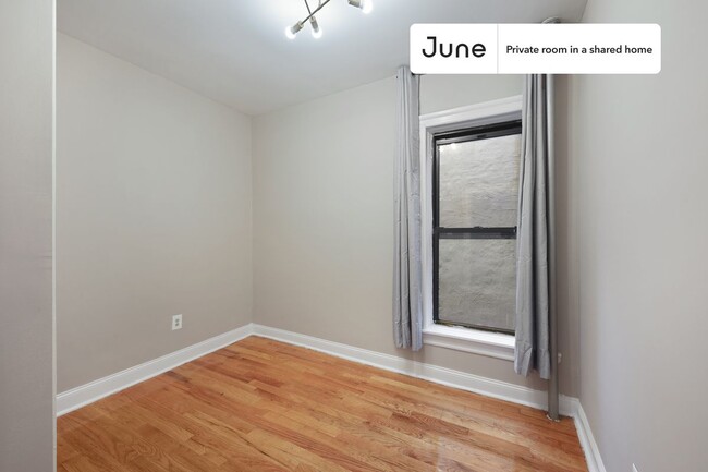 Foto del edificio - Private bedroom in 4 bed/1 bath Home