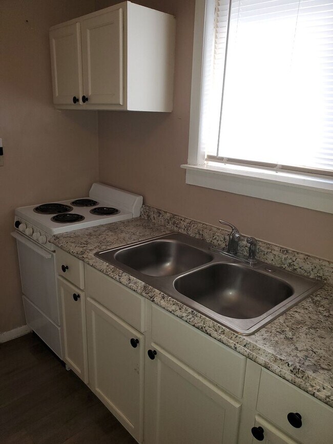 Foto del edificio - Charming 1-Bedroom Apartment in the Heart ...