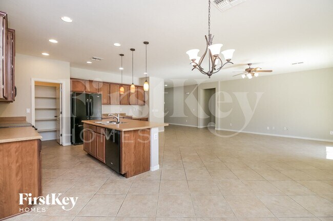 Building Photo - 635 W Desert Hills Dr