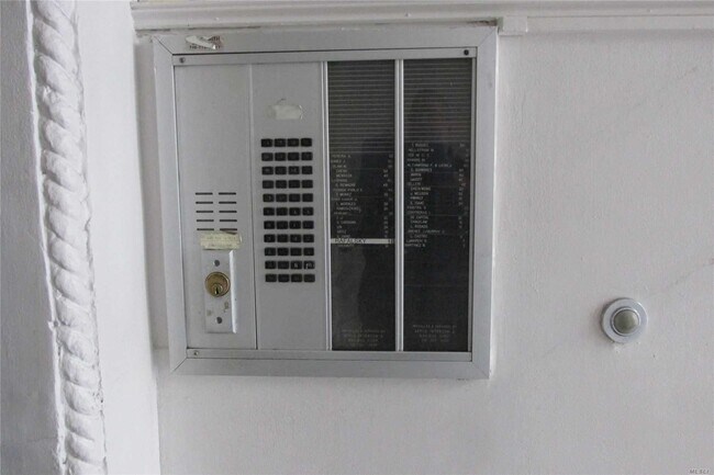 Foto del edificio - 35-64-64 89th St